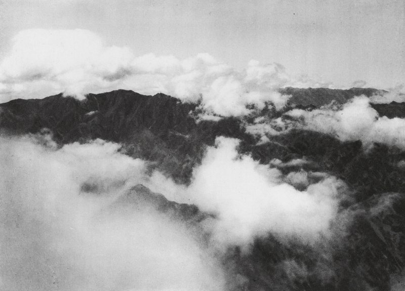 Hua shan, Pai yun, Shensi, Nuvole bianche intorno alla cima del Monte Sacro da Ernst Boerschmann
