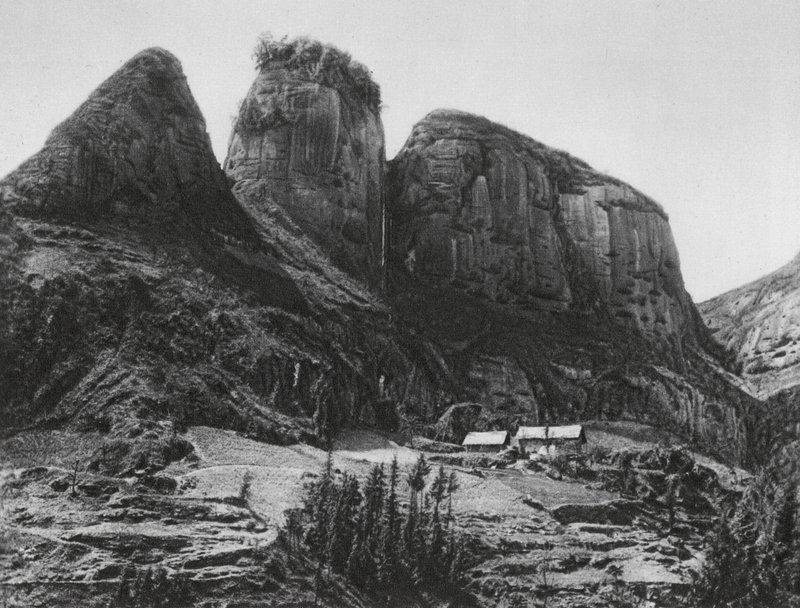 Ichangfu, Pi kia shan, Hupei, La Montagna del Portapennelli di fronte al Tempio della Grotta del Re Drago da Ernst Boerschmann