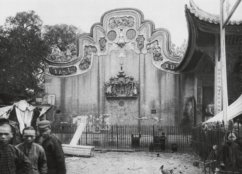 Kuangchou, Kuangtung, Tempio del Dio della Medicina, Frontone che guarda la strada da Ernst Boerschmann