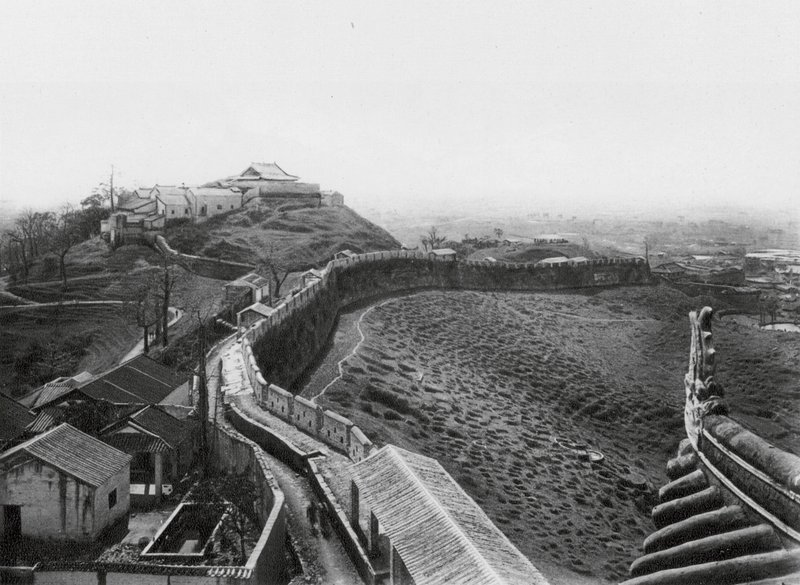 Kuangchou, Kuanyin shan, Kuangtung, vista dalla Torre Nord del muro nord della città e collina di Kuanyin da Ernst Boerschmann