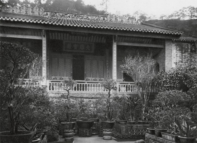 Kuangchou, Pai yun shan, Neng jen sze, Kuangtung, Sala principale nel Monastero di Neng Jen da Ernst Boerschmann