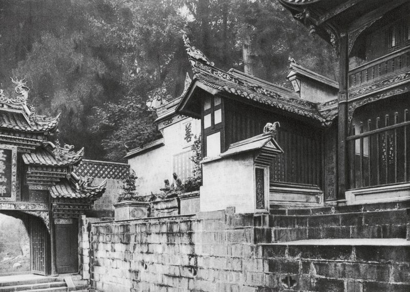 Kuanhien, Ori Lang miao, Szechuan, Primo cortile anteriore del Tempio Ori Lang da Ernst Boerschmann