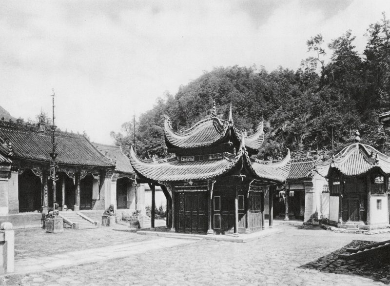 Miao tai tze, Shensi, Corte principale del monastero da Ernst Boerschmann