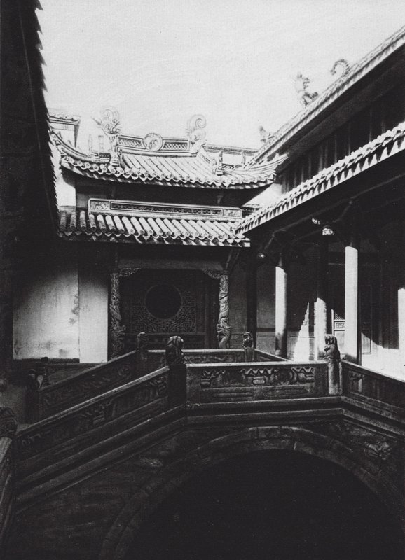 Ningpo, Fukien hui kuan, Chekiang, Cortile anteriore nel Club Fukien (foto in b/n) da Ernst Boerschmann