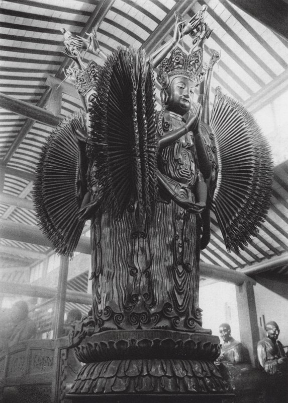 Thousand-armed Kuanyin dei Quattro Punti Cardinali nel Monastero di Kieh tung da Ernst Boerschmann