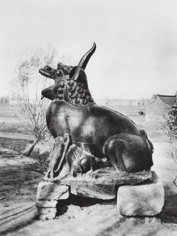Taiyuanfu, Shansi, Unicorno di bronzo che guarda il fiume Fen da Ernst Boerschmann