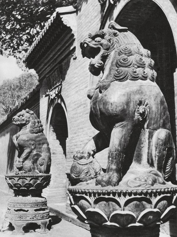 Taiyuanfu, Ta pei sze, Shansi, Leoni di bronzo all