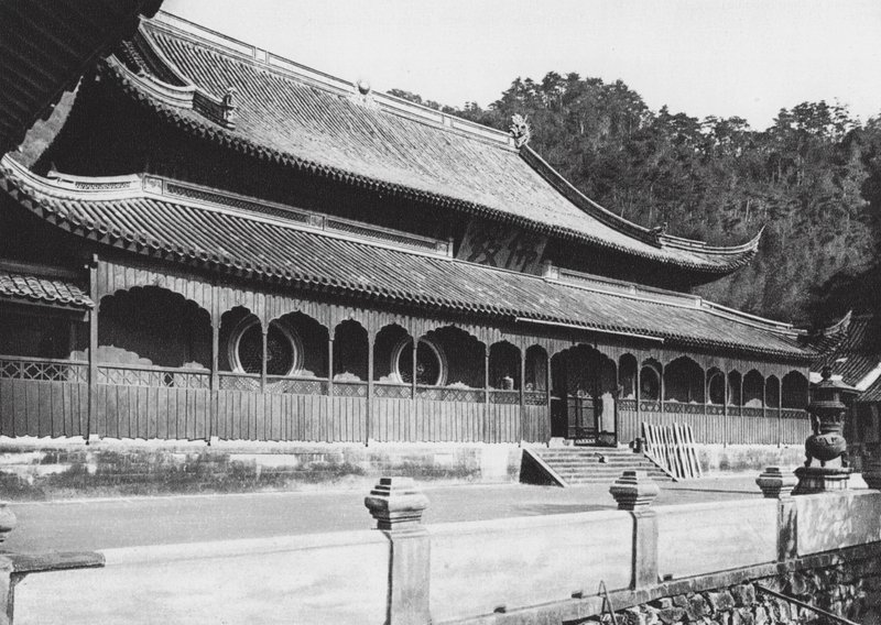 Tien tung sze, Chekiang, Sala principale nel Monastero del Ragazzo Celeste vicino a Ningpo (foto in bianco e nero) da Ernst Boerschmann