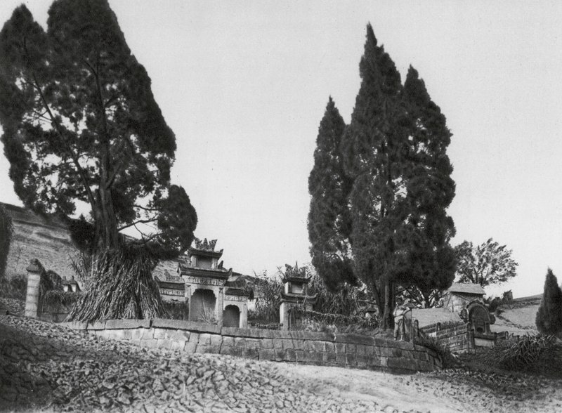 Wanhien, Kiao ting shan, Szechuan, Tomba sulle pendici di Kiao ting Hill vicino a Wanhien da Ernst Boerschmann