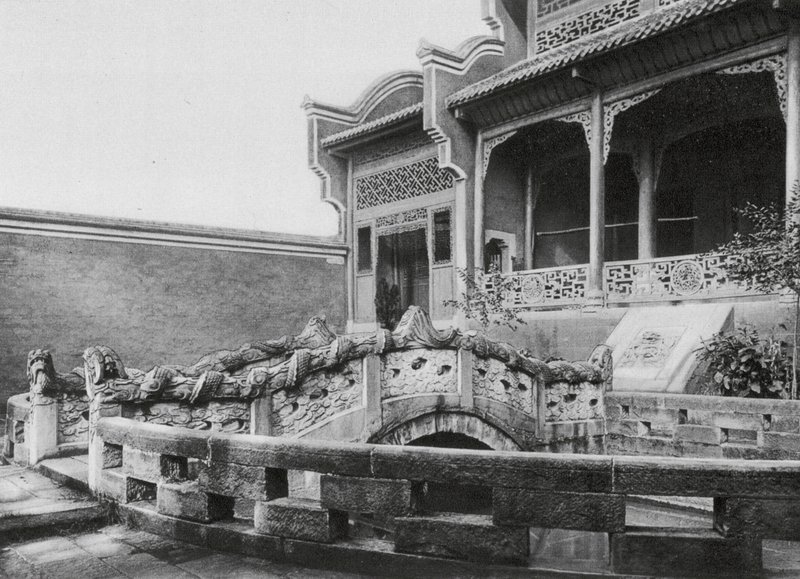 Wanhien, Wen miao, Szechuan, Cortile con stagno e ponte del drago nel Tempio di Confucio a Wanhien da Ernst Boerschmann