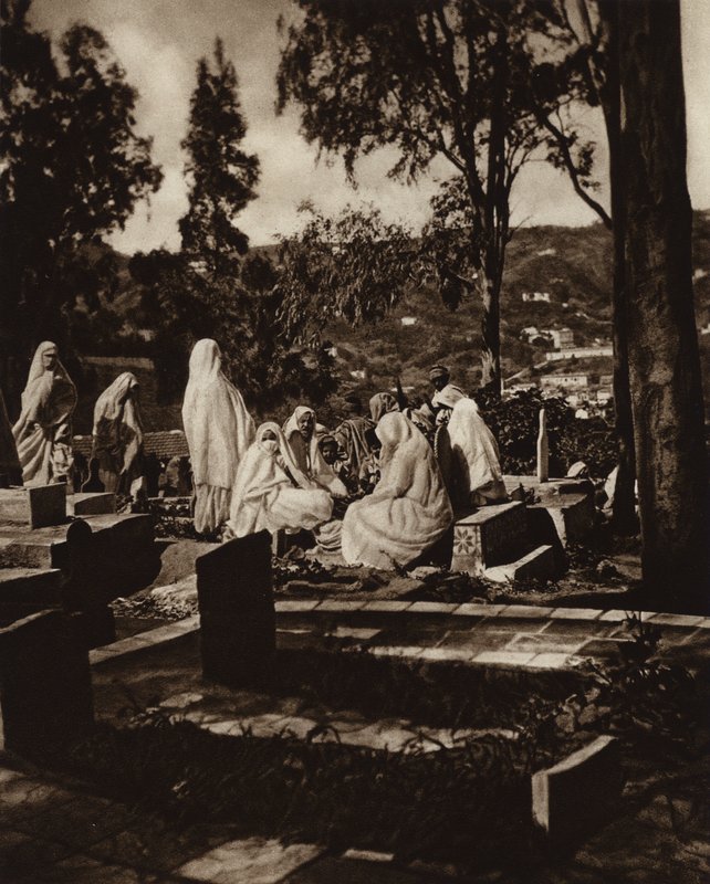 Algeri, Donne Arabe in un Cimitero da European Photographer