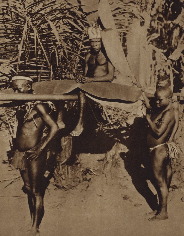 Capo di una tribù di pigmei africani portato su una lettiga (foto b/n) da European Photographer