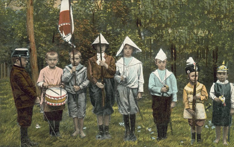 Gruppo di ragazzi che giocano ai soldati da European Photographer