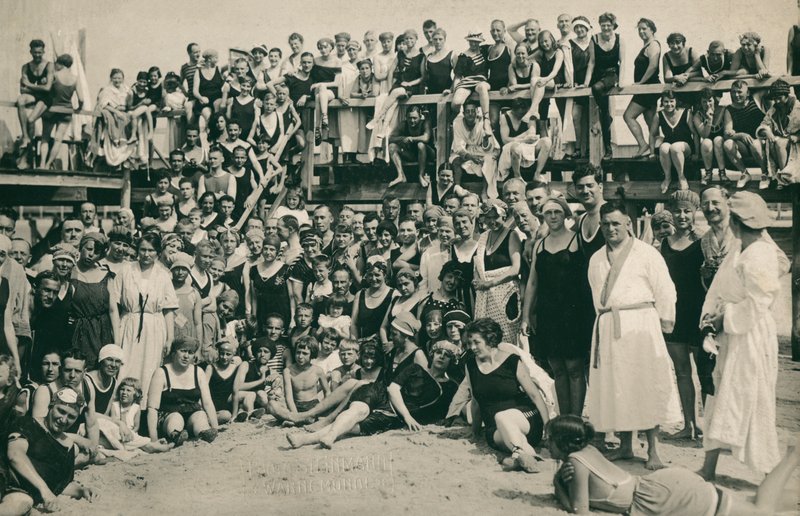 Grande gruppo di persone al mare (foto b/n) da European Photographer