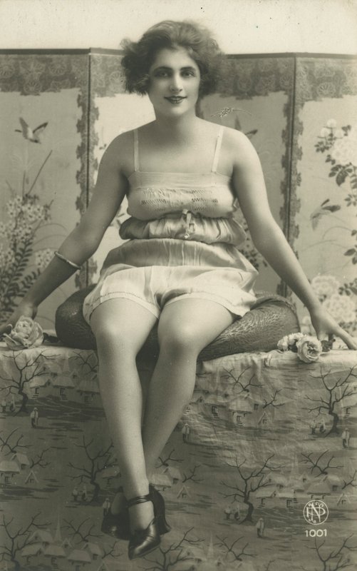 Ritratto di una donna seduta in biancheria intima da European Photographer