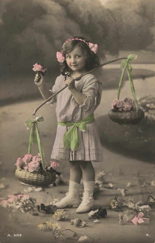Ritratto di una giovane ragazza che porta cesti di fiori da European Photographer