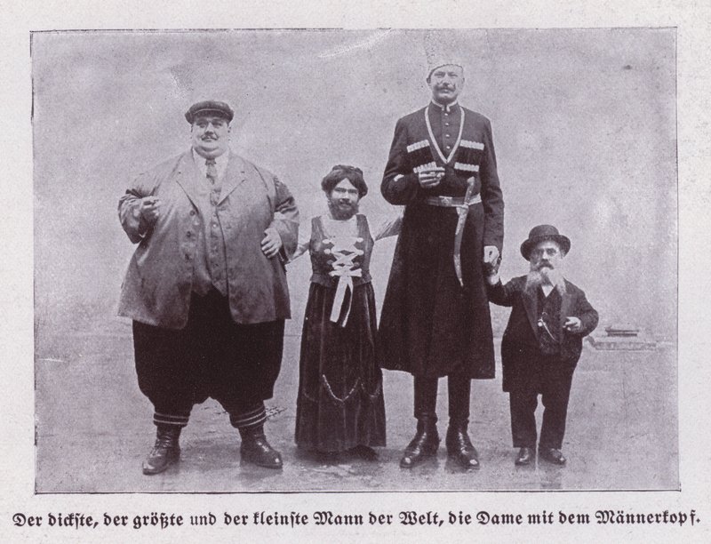 Gli uomini più grassi, più alti e più bassi del mondo, e una donna barbuta (foto in b/n) da European Photographer