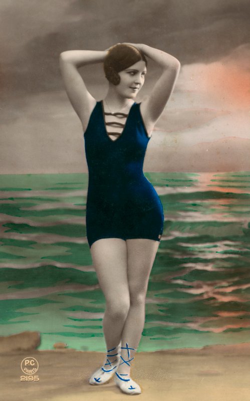 Giovane donna in costume da bagno (foto colorata) da European Photographer