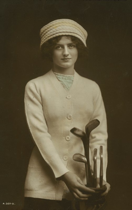 Giovane donna con mazze da golf (foto a colori) da European Photographer