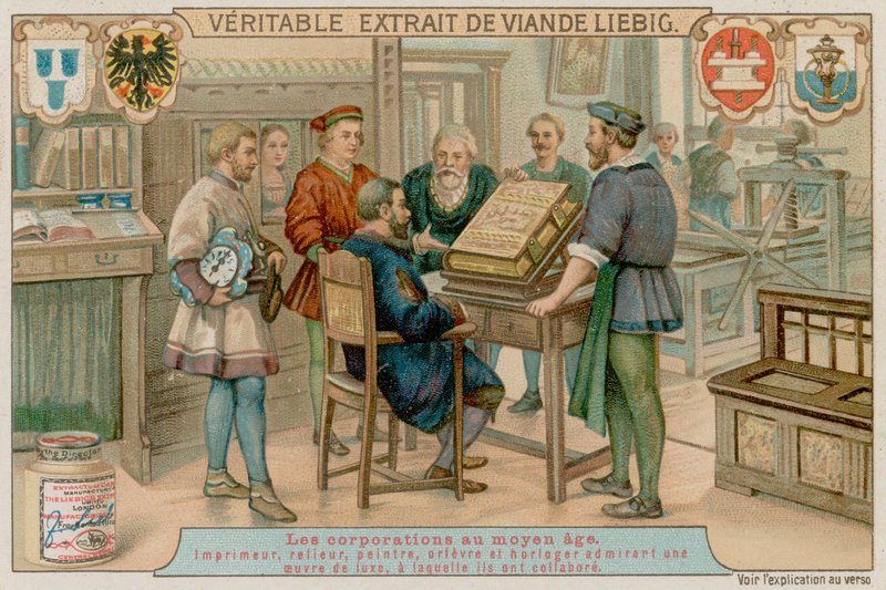 Un tipografo, un rilegatore, un pittore, un orafo e un orologiaio ammirano un libro di lusso su cui hanno lavorato insieme da European School