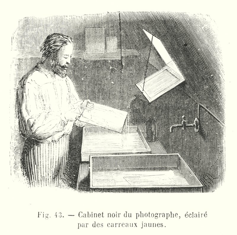 Gabinetto nero del fotografo, illuminato da piastrelle gialle da European School