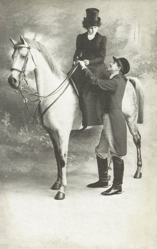 Donna e uomo in abito da equitazione (foto b/n) da European School