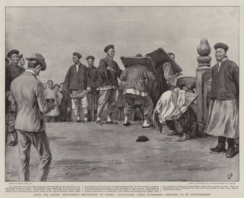Dopo il recente disturbo anti-straniero a Pechino, i capi puniti si rifiutano di essere fotografati da Frank Dadd