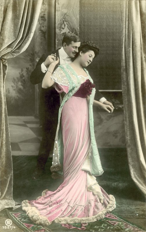 Uomo che fa avances a una signora alla moda da French Photographer