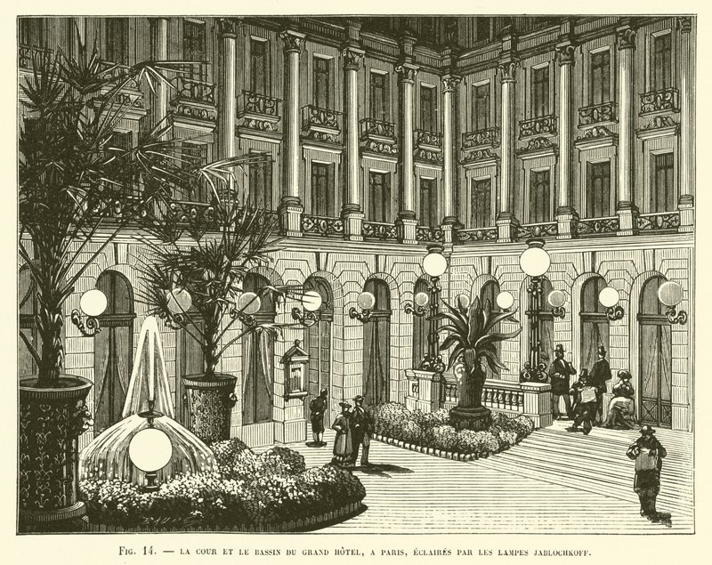Il cortile e la fontana del Grand Hotel, a Parigi, illuminati dalle lampade Jablochkoff da French School