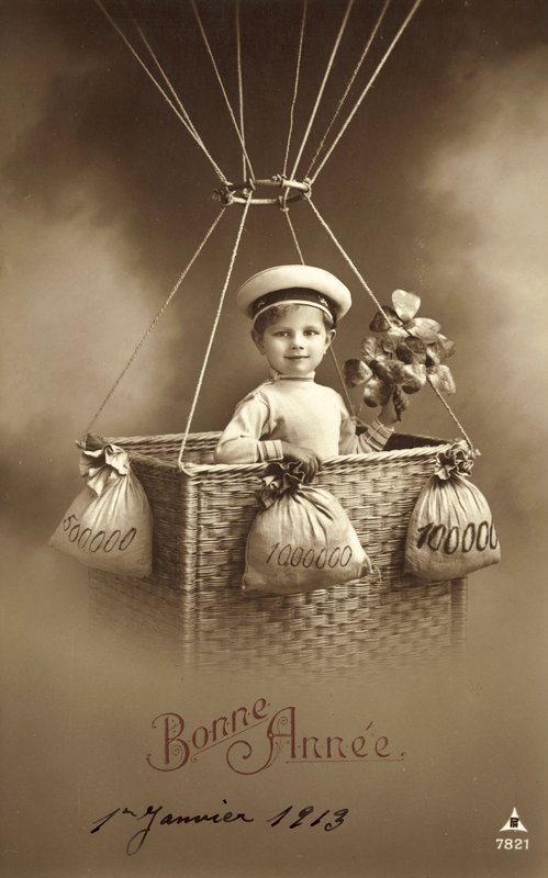Cartolina di Capodanno 1913, con ragazzo che sale su un pallone, con molti soldi come zavorra da French Photographer
