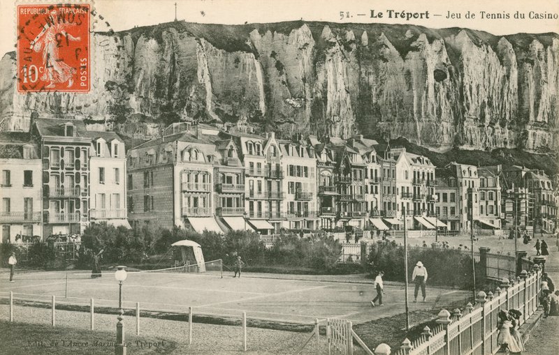 Partita di tennis nella città balneare di Le Treport da French Photographer