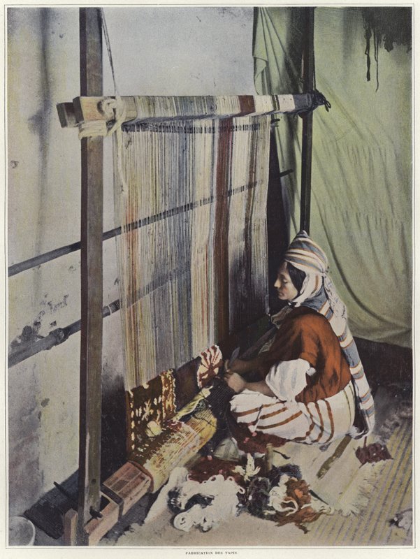 Una donna che tesse un arazzo su un telaio in Tunisia da French Photographer