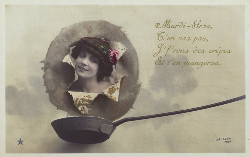 La testa di una donna che emerge sopra una padella per pancake da French Photographer
