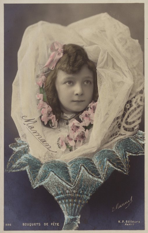 Una giovane ragazza con un velo presentata come un bouquet di fiori da French Photographer