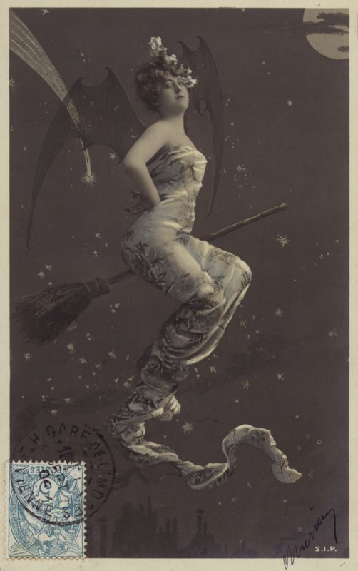 Una giovane donna seduta su una scopa e che vola sopra i tetti da French Photographer
