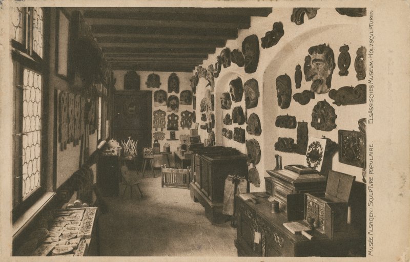 Museo alsaziano con esposizione di sculture in legno da French Photographer