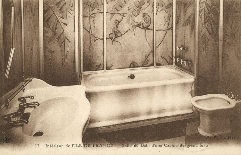 Bagno di una cabina di lusso a bordo del transatlantico francese Ile de France da French Photographer