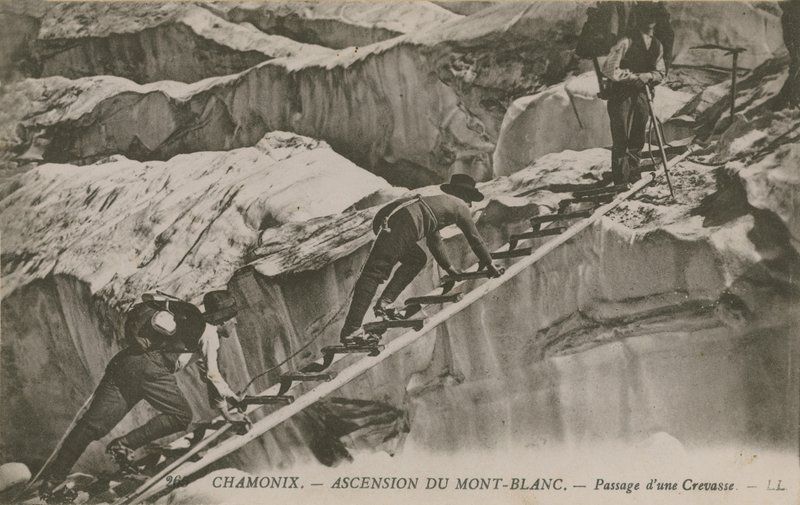 Chamonix - la salita del Monte Bianco. Alpinisti che attraversano una crepa da French Photographer