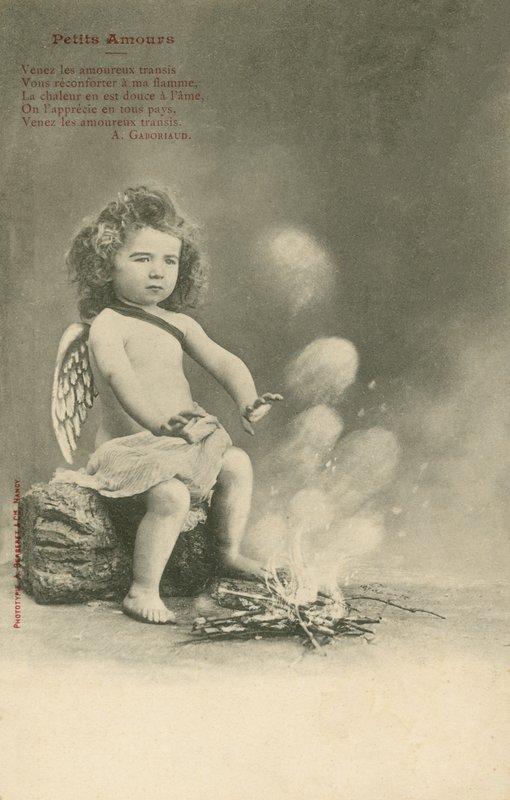 Cherubino seduto vicino a un fuoco da French Photographer