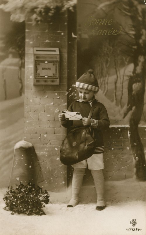 Bambino che sta per imbucare una lettera da French Photographer