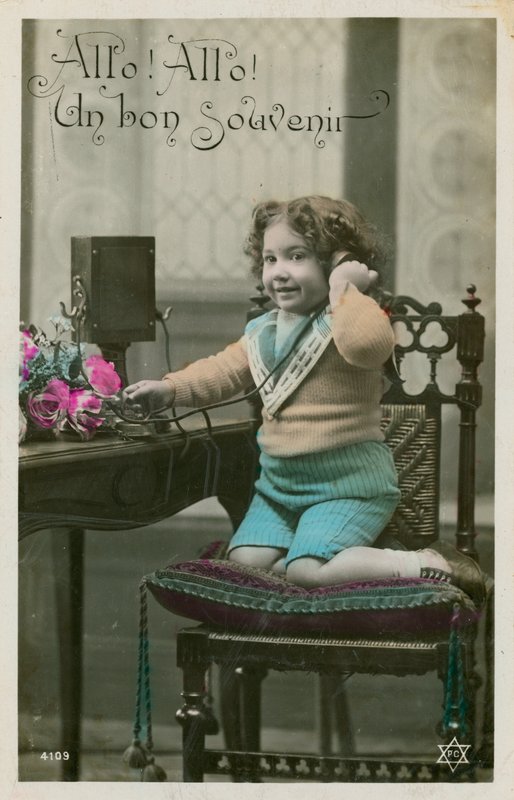 Bambino che usa il telefono da French Photographer