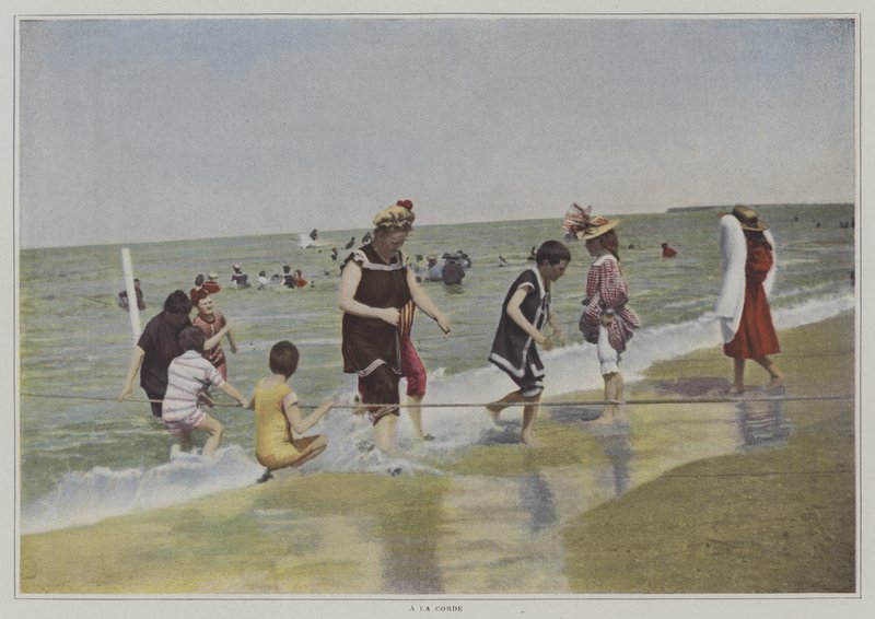 Bambini che giocano con una corda sulla spiaggia (foto a colori) da French Photographer