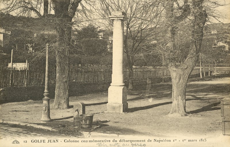 Colonna commemorativa dello sbarco di Napoleone a Golfe-Juan sulla Costa Azzurra il 1 marzo 1815 dopo la sua fuga dall