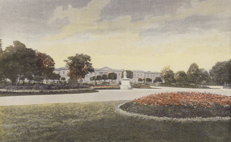 Compiegne, facciata del Palazzo sul piccolo parco da French Photographer