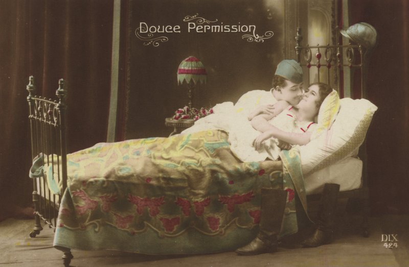 Coppia che si bacia a letto da French Photographer
