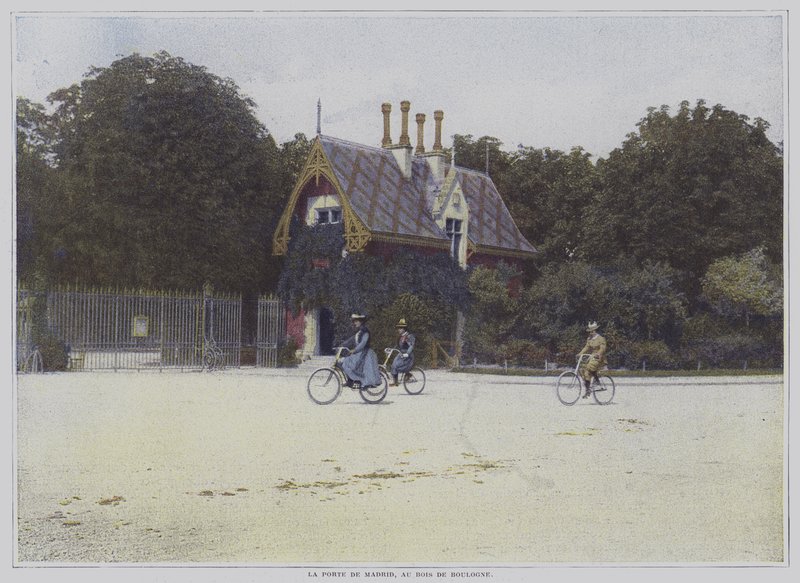 Ciclisti che passano davanti alla Porte de Madrid nel Bois de Boulogne, Parigi da French Photographer
