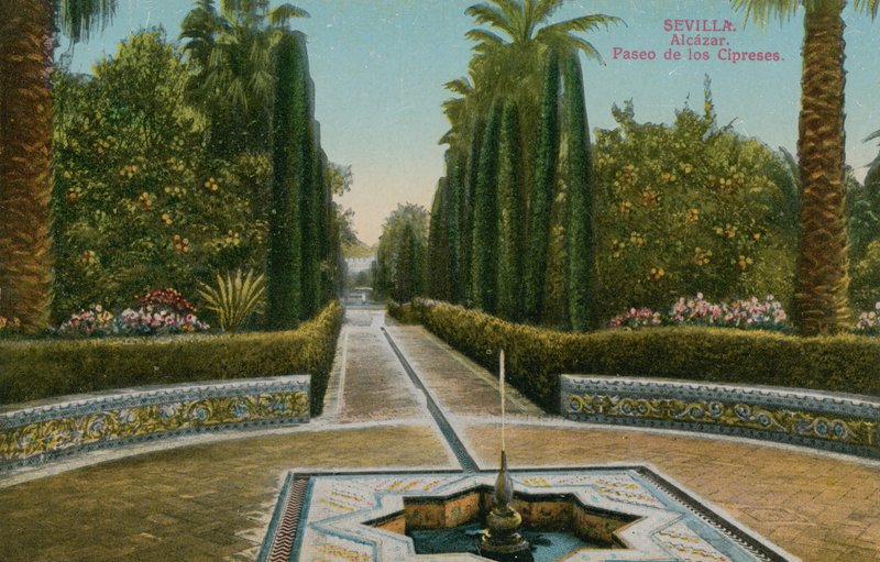Passeggiata dei Cipressi, Alcazar, a Siviglia, Spagna da French Photographer