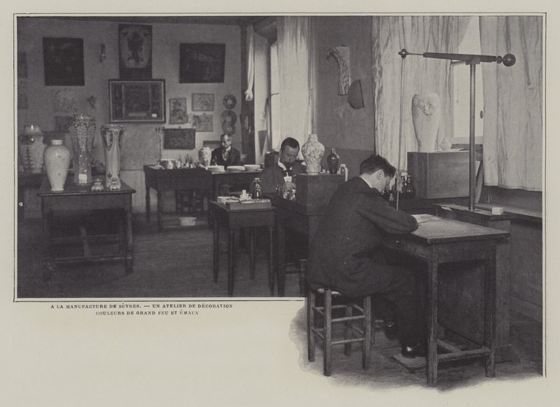 Laboratorio di decorazione alla fabbrica di porcellane di Sèvres, Francia da French Photographer