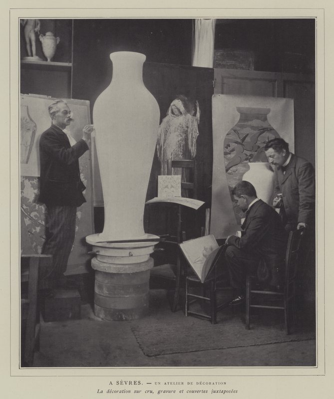 Laboratorio di decorazione alla fabbrica di porcellane di Sèvres, Francia da French Photographer