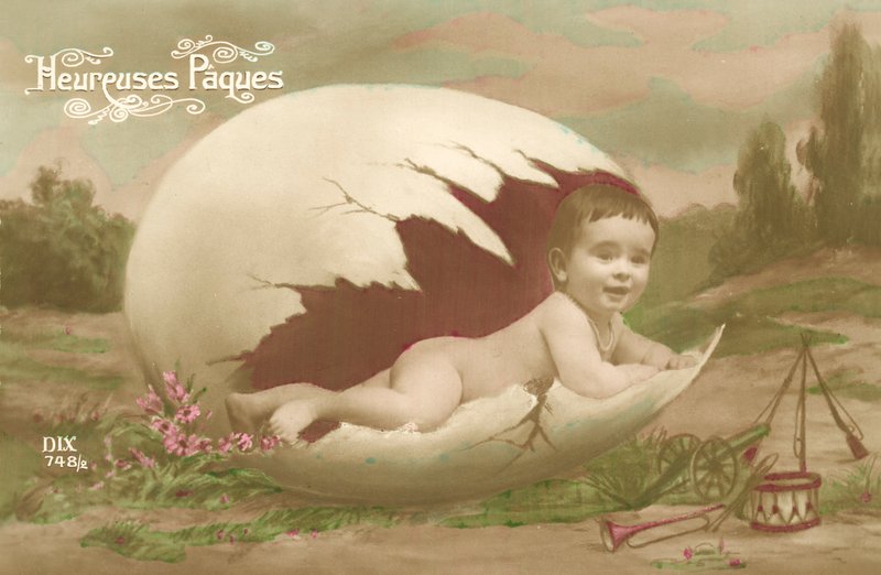 Cartolina di Pasqua, che mostra un bambino che emerge da un grande uovo da French Photographer